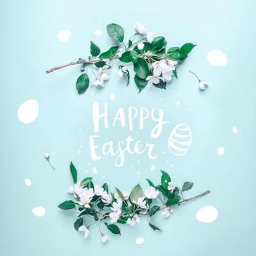 Lettering Happy Easter with spring flowers on a pastel blue background Foto stock