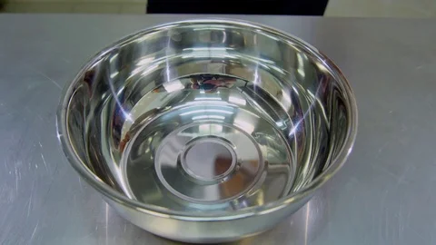 Lettuce falling into the metal bowl 库存影片 70986273