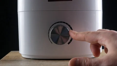 Level control from electric humidifier &amp; oil diffuser Video stock 100194591
