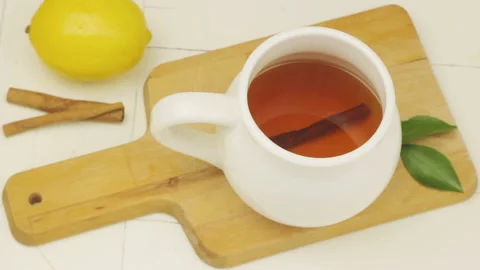 The Level Of Tea With Cinnamon And Lemon In The Cup Rises. Stop Motion Video Video stock 115853228