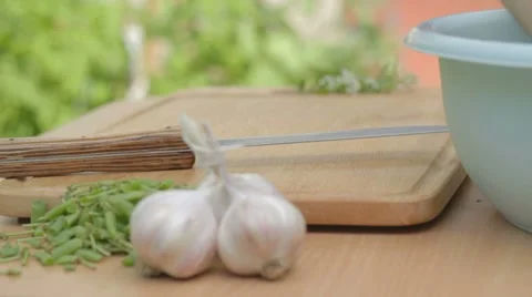 Leveling and thus preparing for cutting young fresh green beans Video stock 8367357