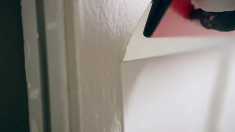 Leveling the finishing putty with a spatula Vidéo 163294959