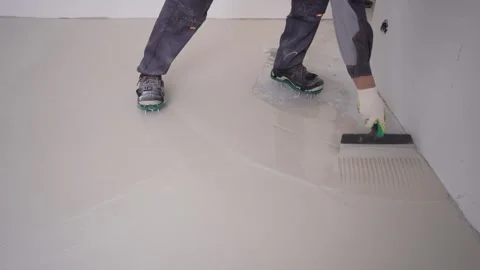 Leveling the solution, self-leveling liquid floor. Vídeos de archivo 297254646