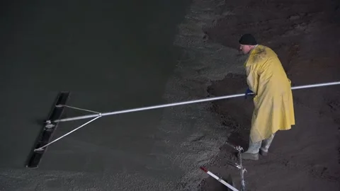 Levelling concrete floor. Construction work inside of giant warehouse Vídeo Stock 218471129