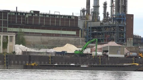 Leverkusen freight harbour, unloading Vídeo Stock 106169215
