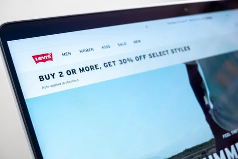 Levi's website offering 30% off on select styles displayed on a laptop screen Fotos de archivo