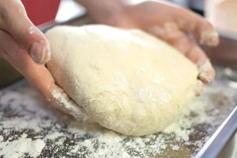 Levitated and Puffed Bread Dough with circular shape and sprinkled flour Foto stock