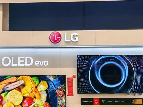 LG OLED TV Display in Electronics Store 스톡 사진