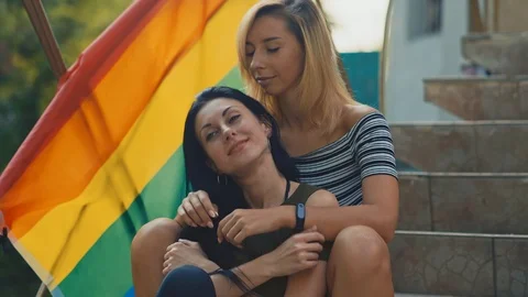 Орыс қыздарының қыздық перделерін сындырып жатқаны туралы қолдан жасалған порно видео