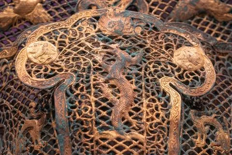 Liao Dynasty Dragon Phoenix Pattern Rolling Cloud Crown Foto stock