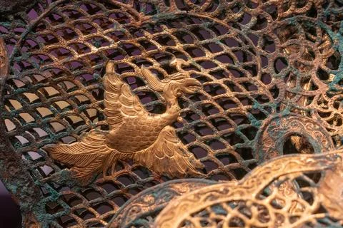 Liao Dynasty Dragon Phoenix Pattern Rolling Cloud Crown Foto stock