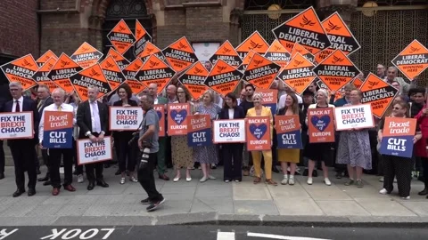 Lib Dem leader Sir Ed Davey hosts rally outside Westminster Chapel after speech 스톡 동영상 337121398
