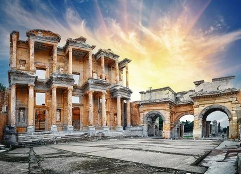 Library of Celsus in Ephesus under dramatic sky Foto stock