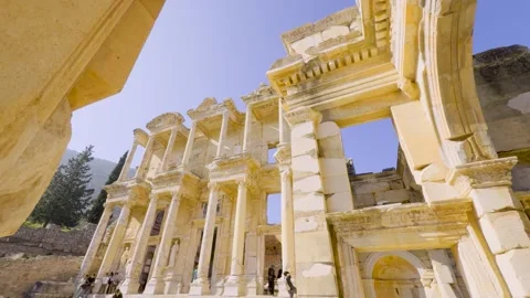 Library of Celsus with visitors at daytime. Vidéo 345311455