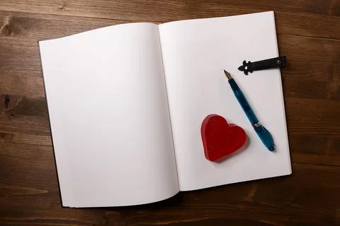 Libro con corazon y pluma Stock Photos