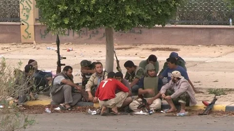 Libyan rebels at the end of the day returning from battle. Vidéo 51679144