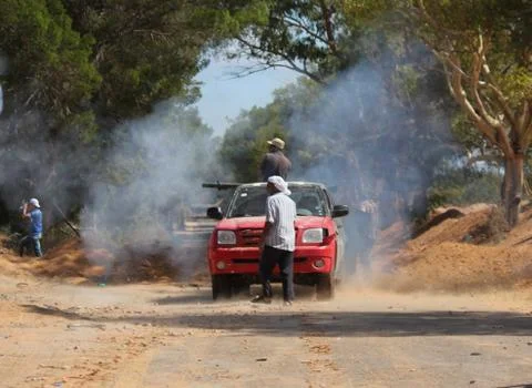 Libyan rebels fire rocket at Gaddafi loyalists Stockfoto's