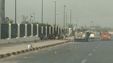 Libyan rebels guarding a district of Sirte. Vídeo Stock 51677619