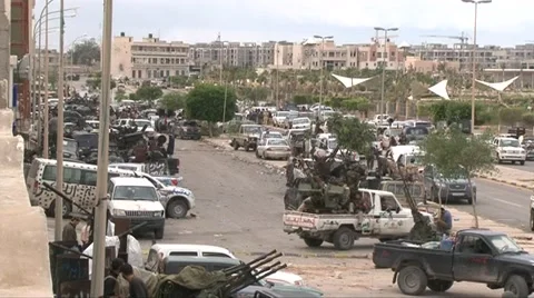 Libyan Rebels massing around central Sirte Vídeo Stock 51679232