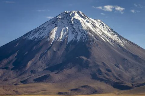 Licancabur and dramatic volcanic landscape at Sunset, Atacama Desert, Chile Foto stock