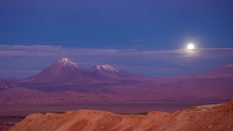 Licancabur volcano time lapse with full moonrise over the Andes Video stock 108234635