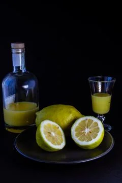 Licor de limón y limones frescos cortados  Stock Photos