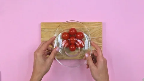 Life hack, Cutting tomatoes with a plate, top view Stock-Footage 126531785