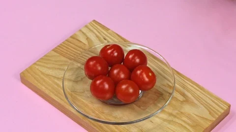 Life hack, Cutting tomatoes with a plate, close-up 스톡 동영상 126533160
