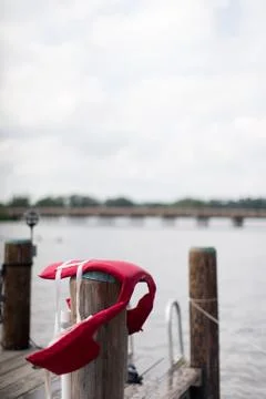 Life Jacket on Dock Post Stock-Fotos