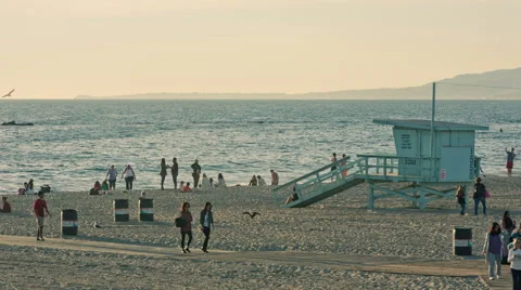 Lifeguard hut structure beach tourists Pacific Ocean Santa Monica LA California Vídeos de archivo 45980732