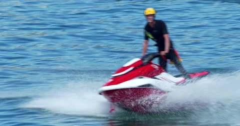 A lifeguard on a jet ski supervises the safety of the swimmers in Santa Monica Vídeo Stock 230224853