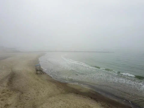 Lifeguard stand on a cloudy day at Black see beach, waves on a send Foto stock