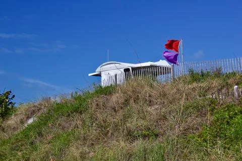 Lifeguard stand with warning flags Foto stock