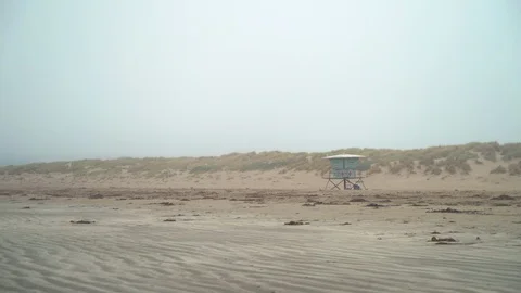 Lifeguard tower on beach with seagulls Vídeo Stock 125764211