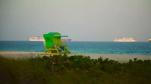 Lifeguard tower quick pan Vidéo 129843265