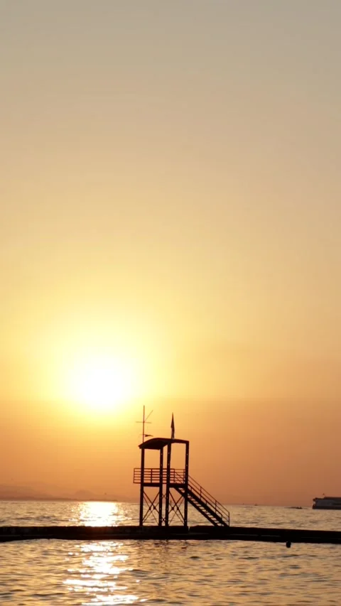 Lifeguard Tower on Sunset (Vertical) Stockbeeldmateriaal 270182474