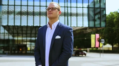 Lifestyle portrait of young successful businessman. career people professionals 库存影片 59144329