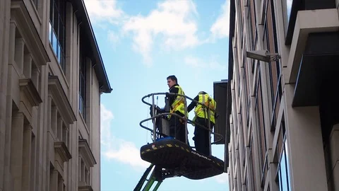 Lift with builders going up between buildings Stock Footage 111583253
