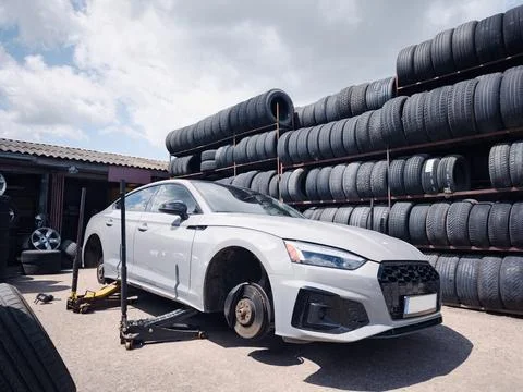 Lifted car without wheels preparing for seasonal tire replacement Foto stock