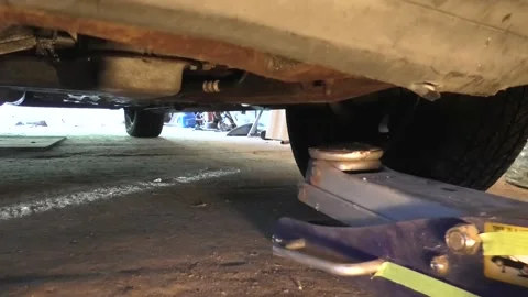 Lifting an Automobile Vídeo Stock 146418534