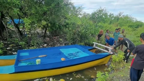 Lifting a boat together part two Stock-Footage 237437057