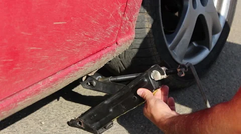 Lifting Car with a Jack Видео 46116297