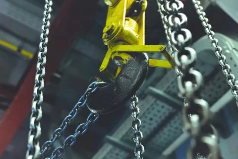 Lifting chains for hoisting cargo with crane hook. Chain on the hook. Fotos Stock