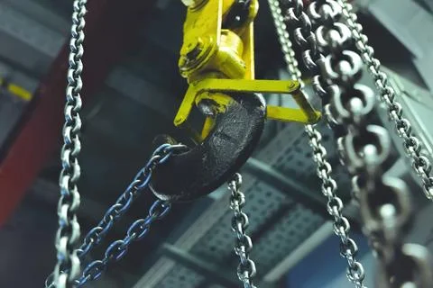 Lifting chains for hoisting cargo with crane hook. Chain on the hook. Fotos Stock