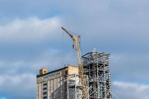 Lifting construction cranes on the background of the construction site. Foto stock
