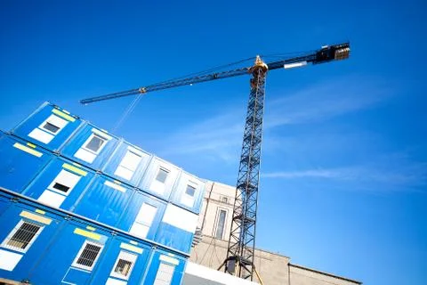 Lifting crane on building Stock-Fotos