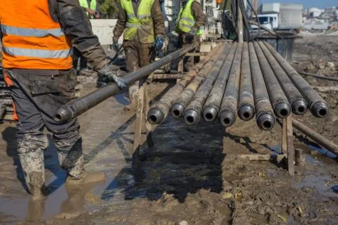 Lifting drill pipe on core drilling platform Foto stock