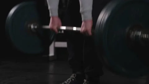 Lifting a heavy bar close-up Vidéo 170477511