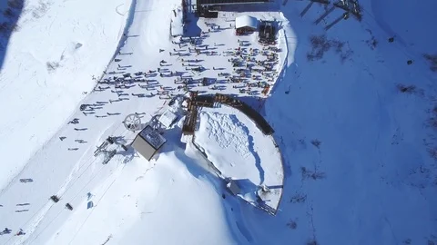 Lifting of  quadcopter camera from ski station on top of mountain 스톡 동영상 84907282