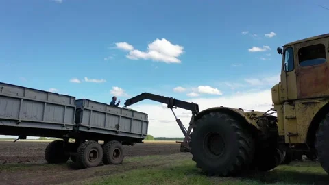 Lifting the tractor the sack of grain Video stock 130522472